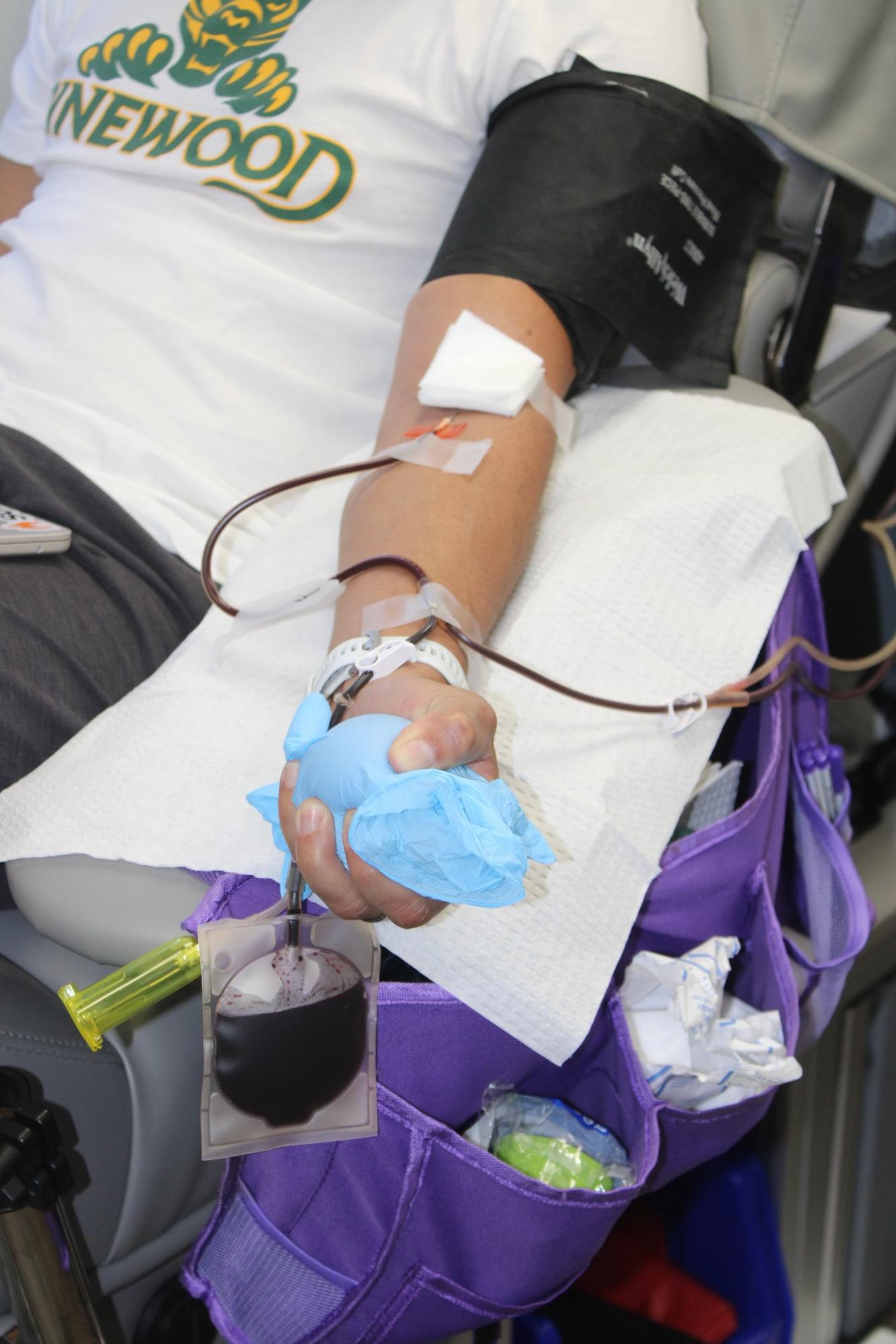 Senior and co-president of Health Science Club, Jakob Kleiman donates blood.